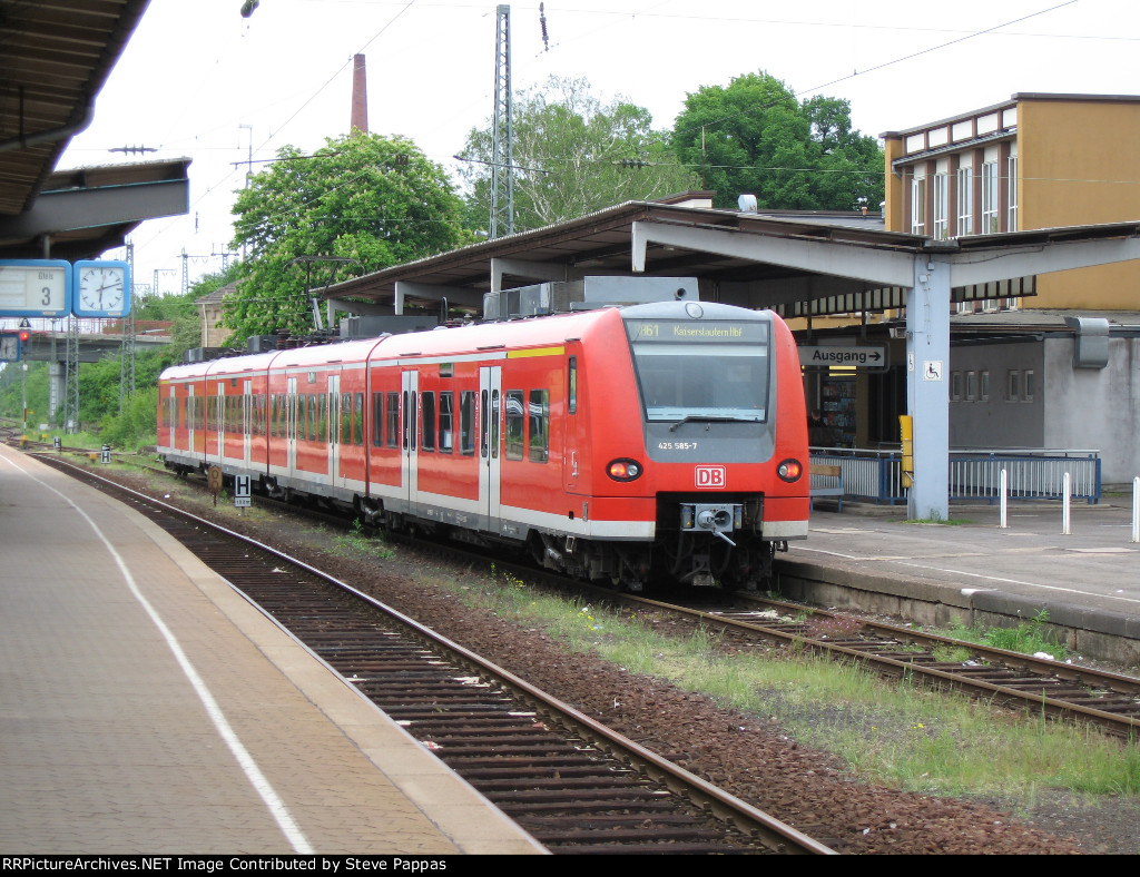 DB 425 585-7 on track 1